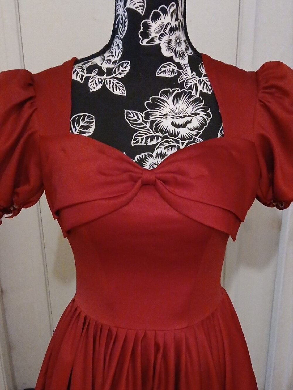 Elegant Red Puff-Sleeve Evening Gown - Picture 2 of 11